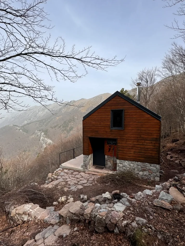 Sklonište Vlaški grad Sklonište Vlaški grad Velebit